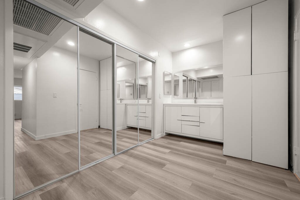 Building Photo - 423 S Rexford Dr