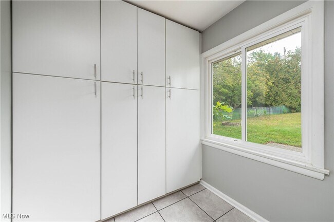 Building Photo - 23728 Glenhill Dr