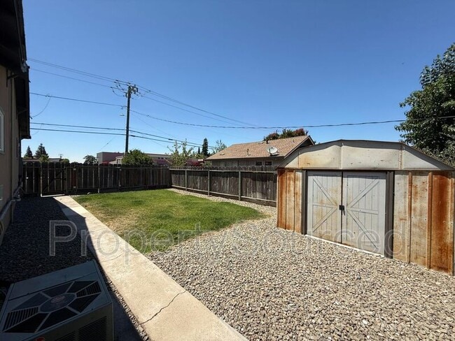 Building Photo - 208 N Acacia Ave