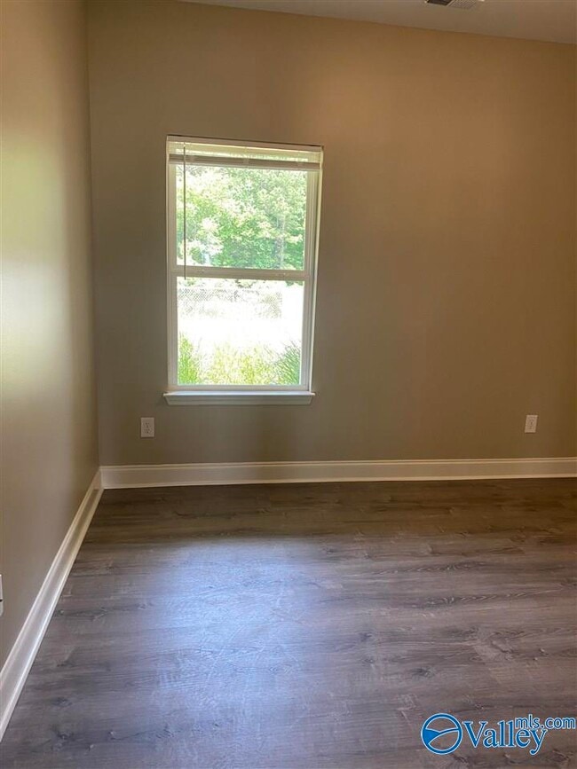 Building Photo - 223 Fern Bank Dr