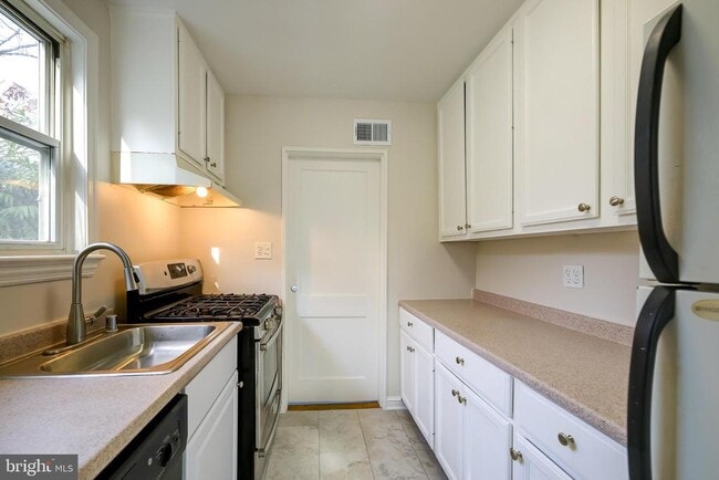 Building Photo - 10022 Brunett Ave