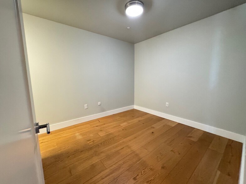 Building Photo - 250 Meridian St