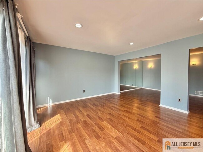 Building Photo - 2905 N Oaks Blvd