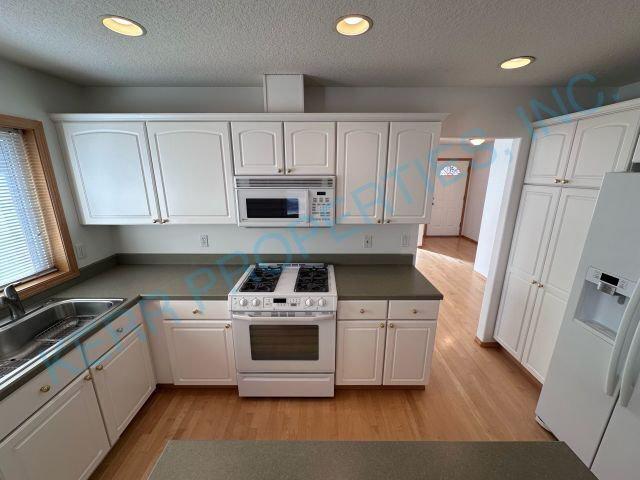 Building Photo - Charming 3-Bed Oasis with 2 Full Baths in ...