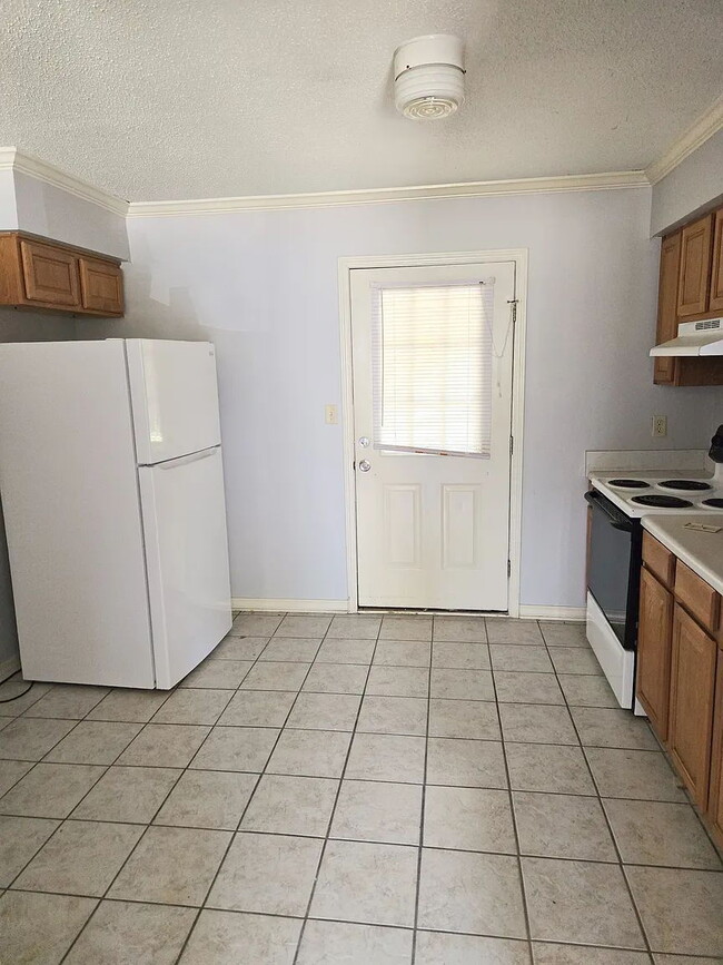 Building Photo - Great location. Centrally located.