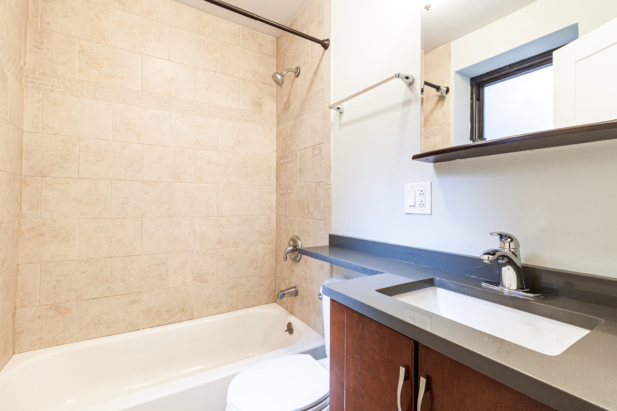 Building Photo - 435 W Roscoe St