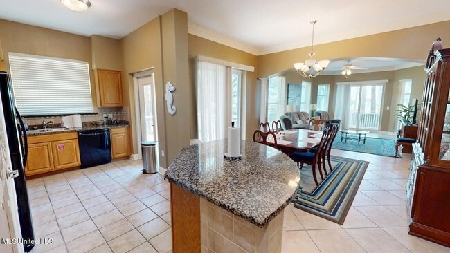 Building Photo - 2230 Beach Dr