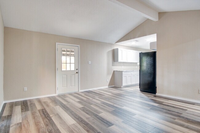 Building Photo - 2402 Ozark Dr