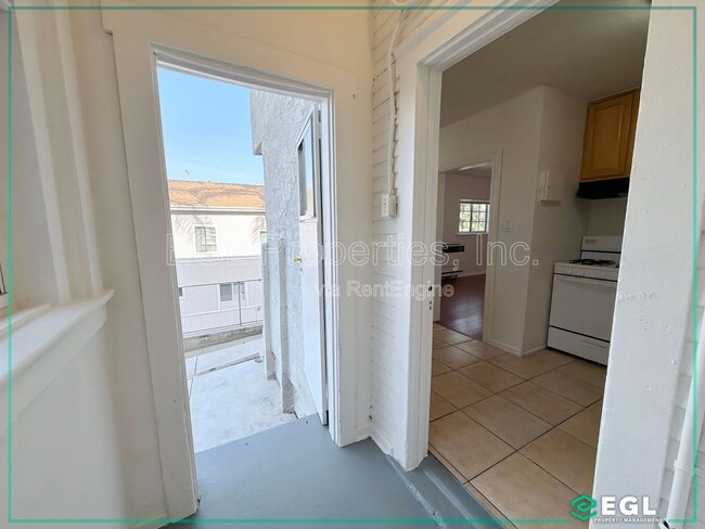 Building Photo - 115 N Westlake Ave