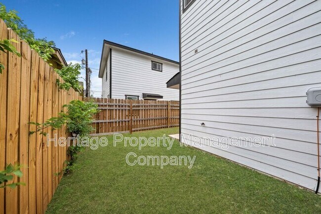 Building Photo - 323 Gabriel