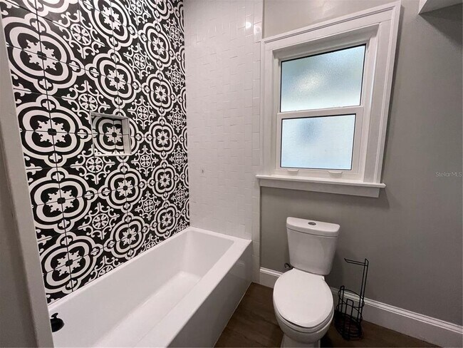 Building Photo - 1932 W Spruce St