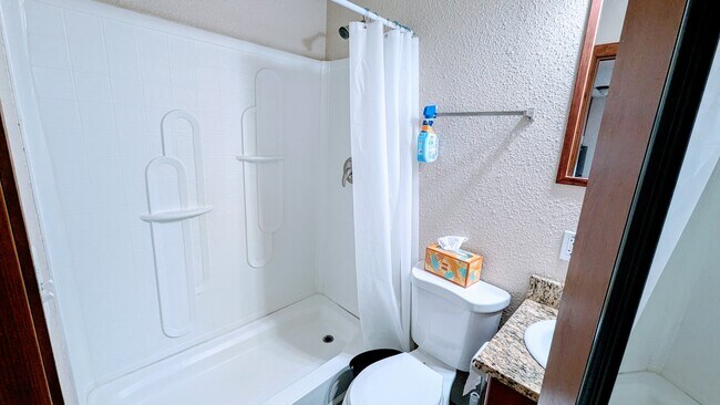 Building Photo - 123 E Roger Rd