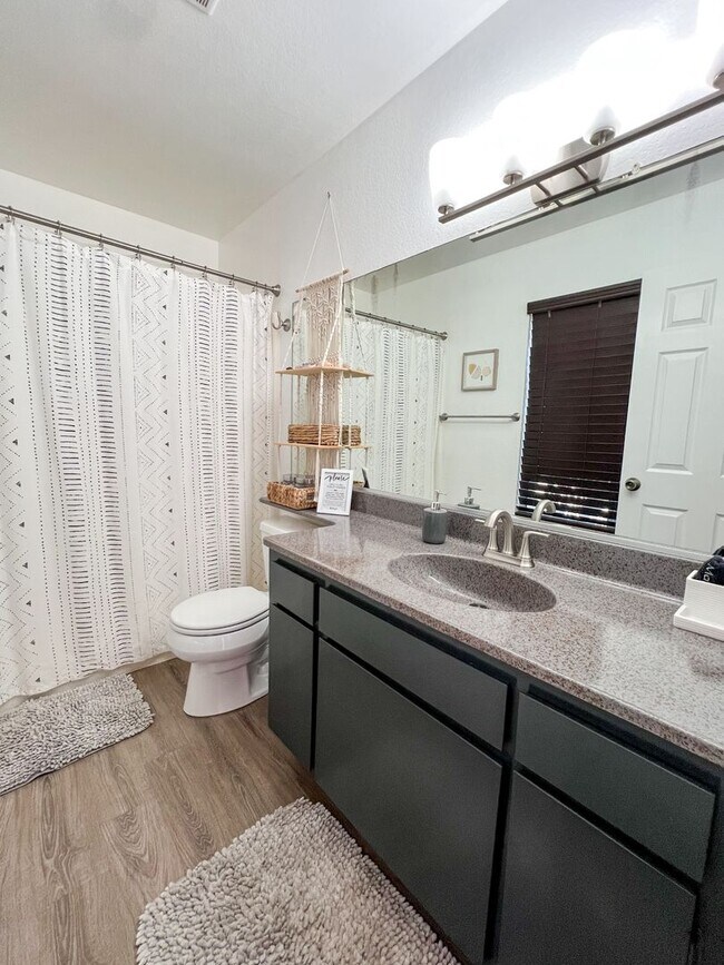 Building Photo - Fully Furnished 4 Bedroom in Sunmore Estat...