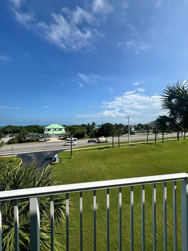 Building Photo - Live the ultimate beachside lifestyle!