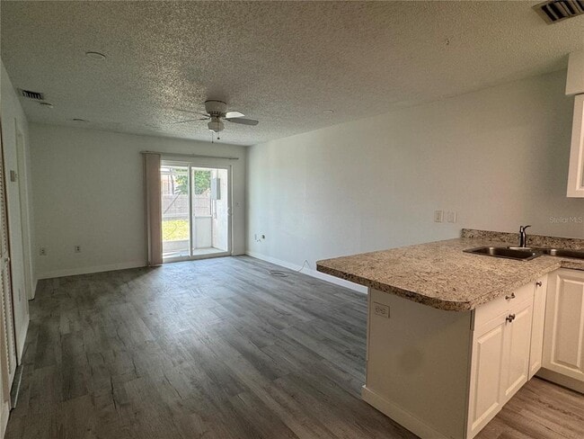 Building Photo - 6428 Hamlet Dr
