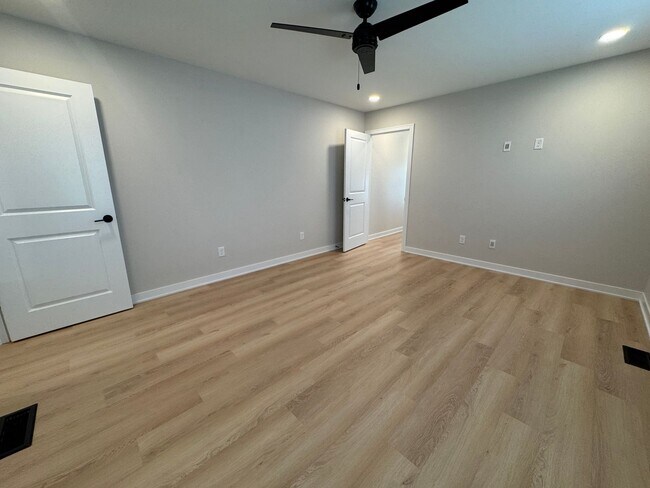 Building Photo - 1234-1236-1236 Summit St