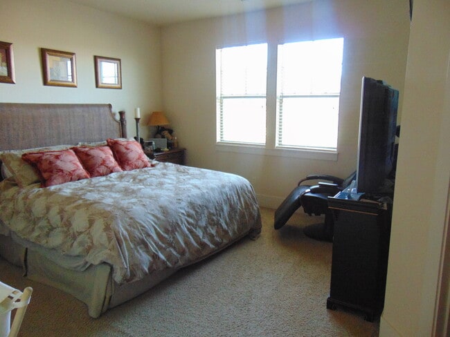 Building Photo - Cedar Mills area - 3+ Townhome nearly 2k sq ft - available now !