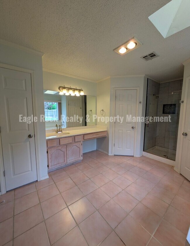Building Photo - 1304 N Umbrella Ave