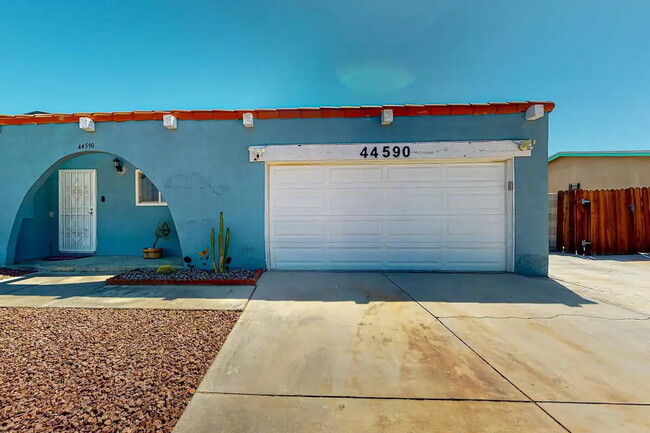 Primary Photo - 44590 Roundtable St