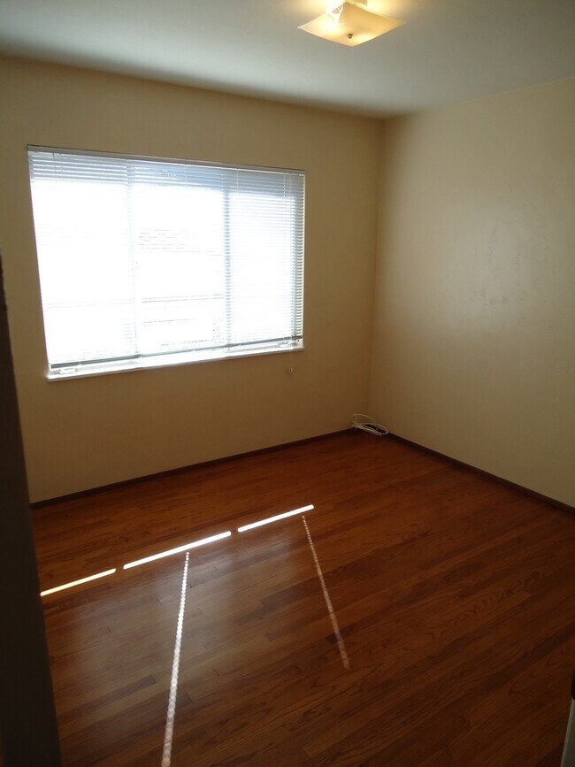 Building Photo - 1629 Linbrook Dr