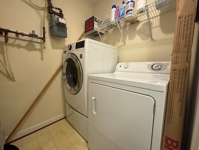Building Photo - Beautiful 2 Bed 2 Bath End-Unit Townhome I...