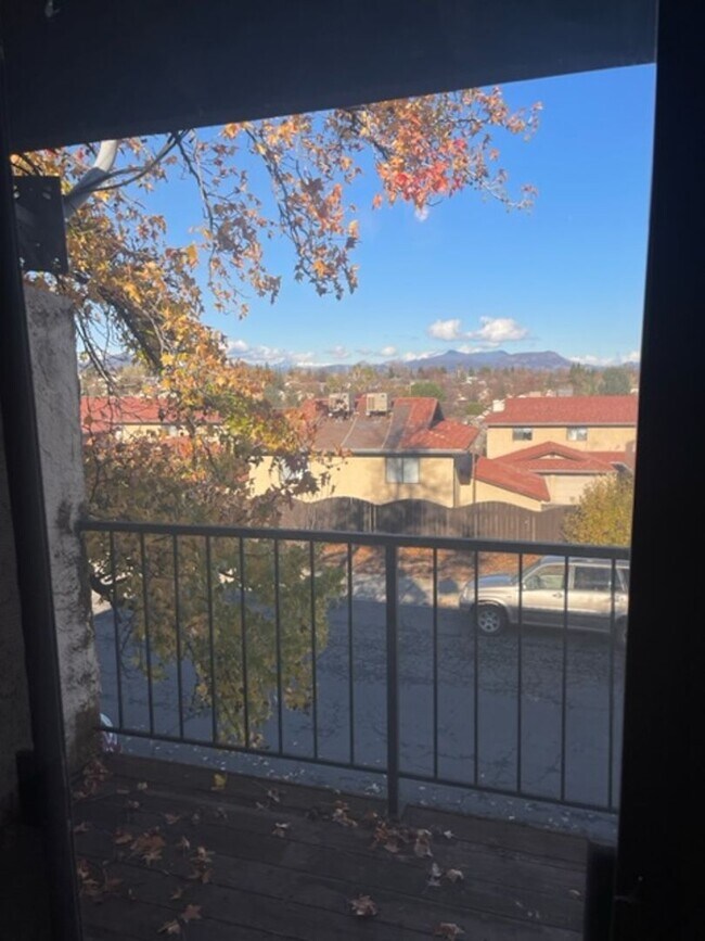 Building Photo - Redding townhome close to shopping with 1 car garage
