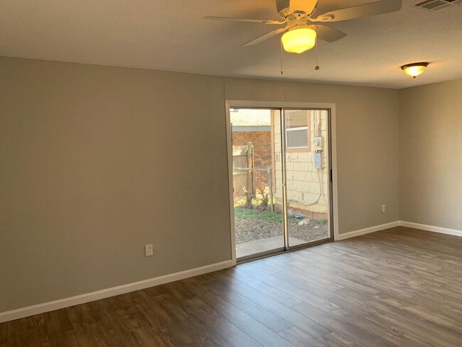 Building Photo - Very Nice 2 Bed 1 Bath Home In Great Locat...