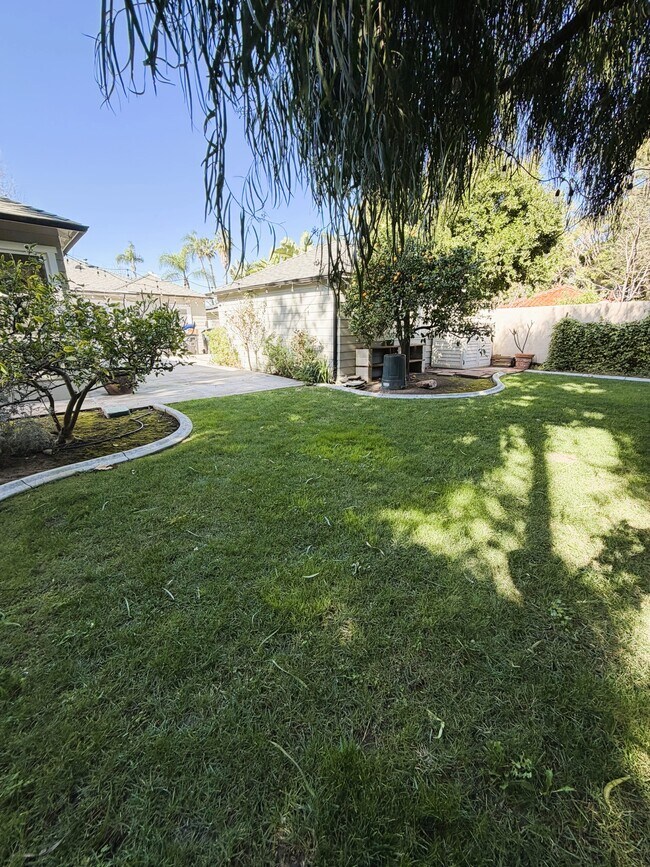 Building Photo - 1803 N Flower St