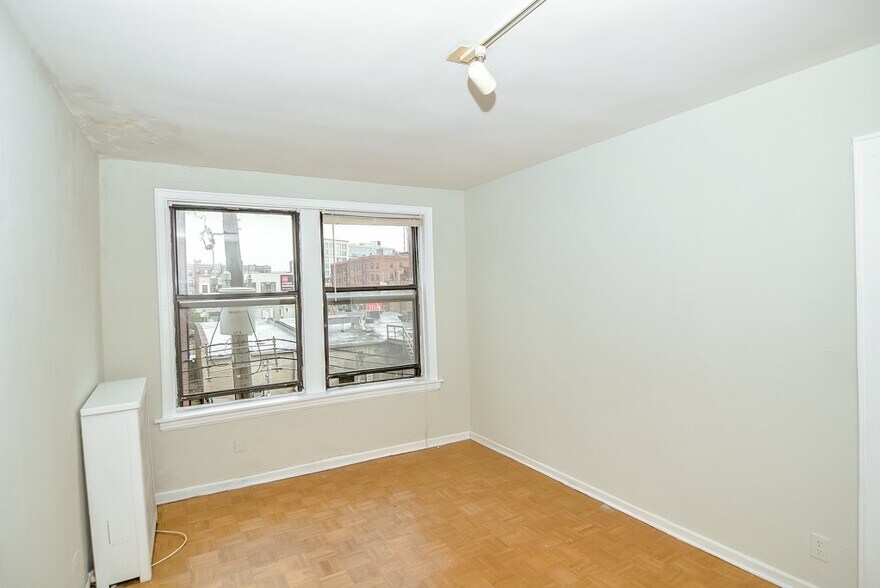 Building Photo - 629 W Belmont Ave