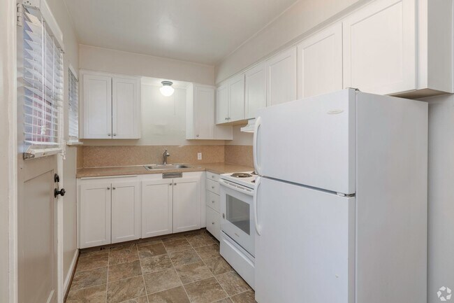 Building Photo - Lovely 1 Bed, 1 Bath at Irving Court Apartments