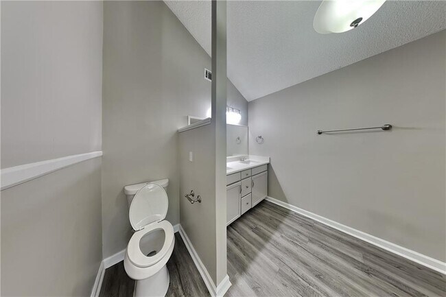 Building Photo - 4902 Sturbridge Crescent