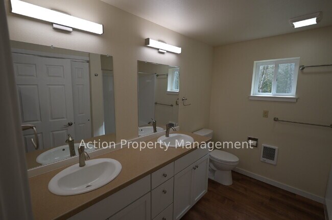 Building Photo - Updated Single-Level Home with Spacious Interior & Covered Parking