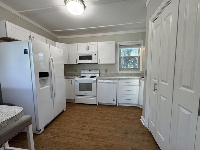 Building Photo - 303 3rd St