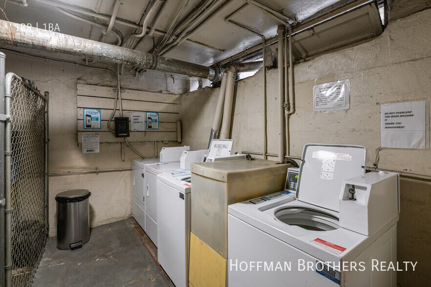 Building Photo - 1623 N Mariposa Ave