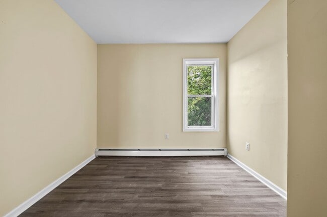 Building Photo - 162-166 Manchester Avenue, 4 Second Floor