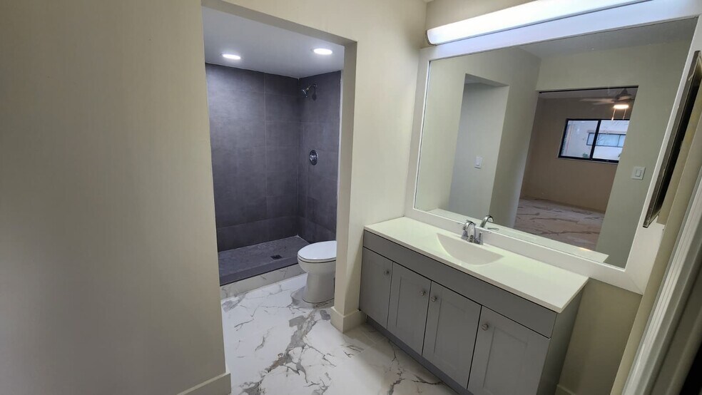 Building Photo - 805 NE 199th St