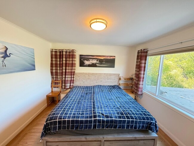 Building Photo - Spacious 5BD/2BA Home in San Carlos with S...