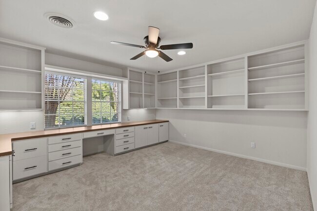 Building Photo - 365 Piney Point Rd