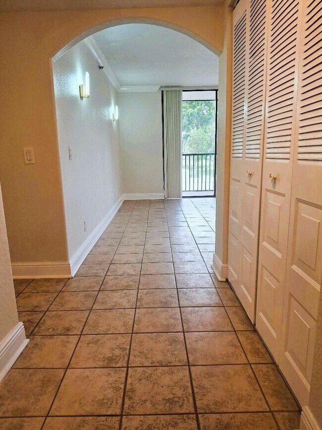 Building Photo - 105 Lake Emerald Dr