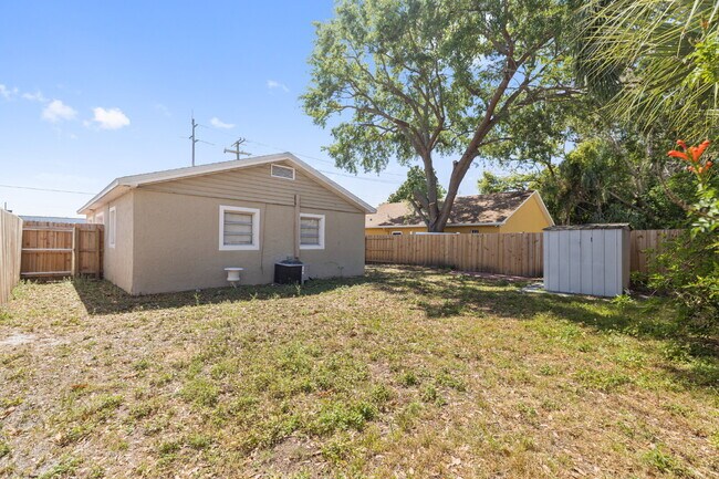 Building Photo - "Charming 4-Bedroom Tampa Home with 2 Full Baths and Spacious Layout!"