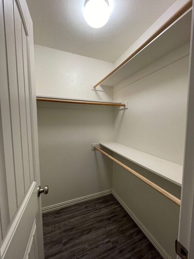 Building Photo - Close to school/ Granite countertop