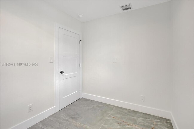 Building Photo - 5980 SW 40th Ave