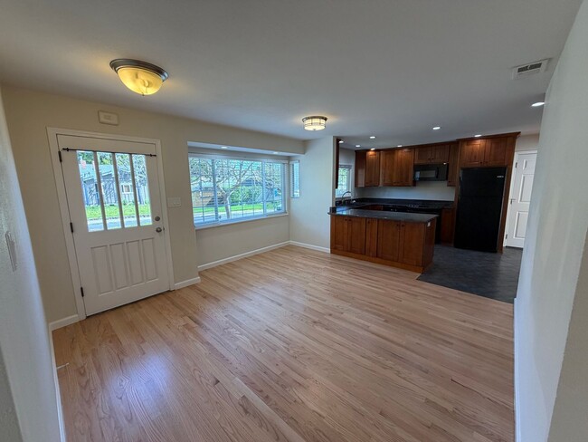 Building Photo - Beautifully Updated Glenwood (San Rafael) 3x2 Home with Large Yard, HW Floors, Garage