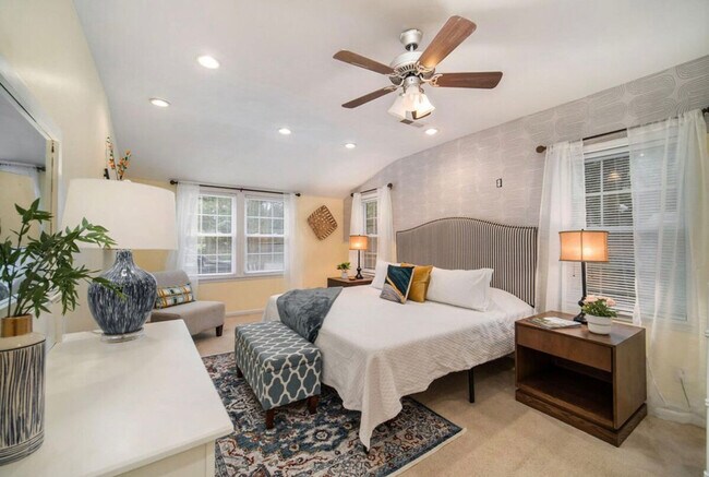 Building Photo - 452 Riverland Dr