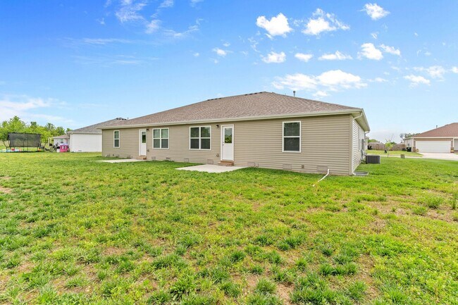 Building Photo - Newly built 3 bedroom duplex-Westbury Gardens!