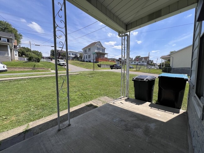 Building Photo - 2301 Hamill Ave