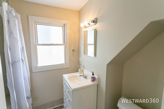 Building Photo - 3/2 Lakeview Duplex Available 5/1!  Centra...