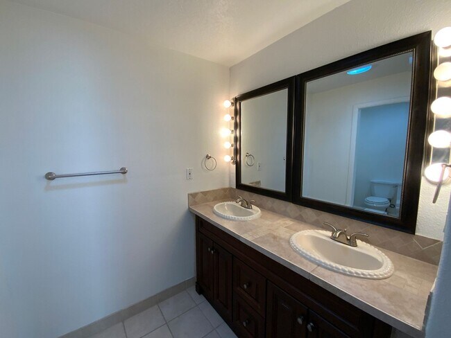 Building Photo - 3 Bedroom Single Story Home Available Near...