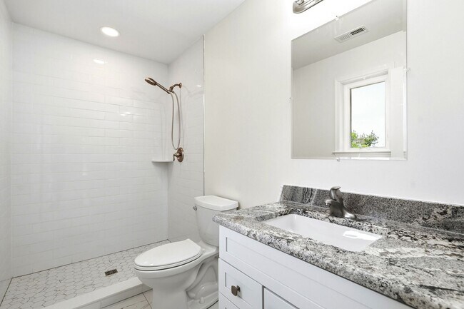 Building Photo - 5116 Shore Dr