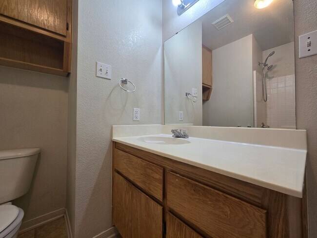 Building Photo - 2802 Lucille Dr